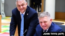 Прем'єр-міністр Угорщини Віктор Орбан та прем'єр-міністр Словаччини Роберт Фіцо на саміті лідерів Європейського Союзу в Брюсселі, Бельгія, 22 березня 2024 року.