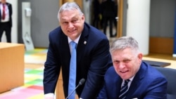 Главы правительств Венгрии и Словакии Виктор Орбан (слева) и Роберт Фицо не хотят отказываться от российской нефти