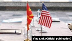 Знамиња на Северна Македонија и САД