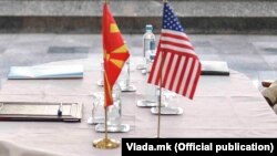 Знамиња на Северна Македонија и САД 