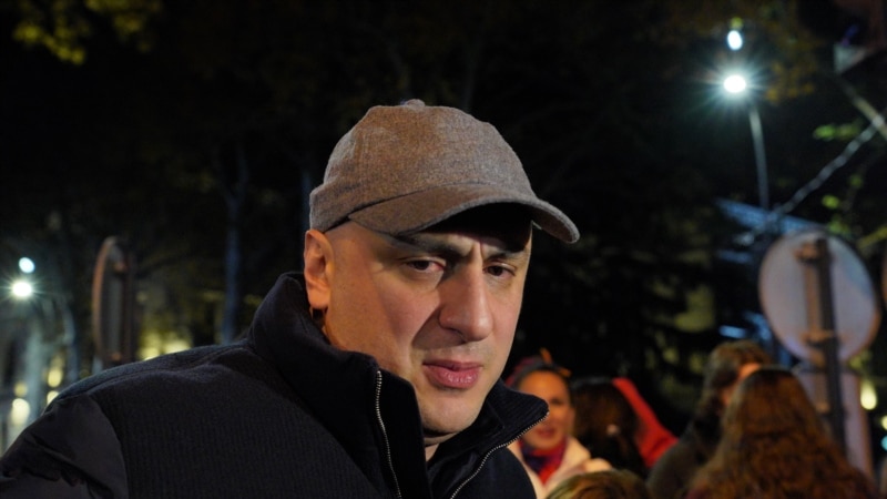მელია ამბობს რომ დაკავების შემდეგ პოლიციელმა გიორგი ჩოქურმა მასზე იძალადა