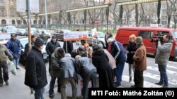 A Fidesz aktivistái aláírásokat gyűjtenek a rezsicsökkentés támogatásához Budapesten, a Hunyadi téri vásárcsarnok előtt 2013. március 23-án.