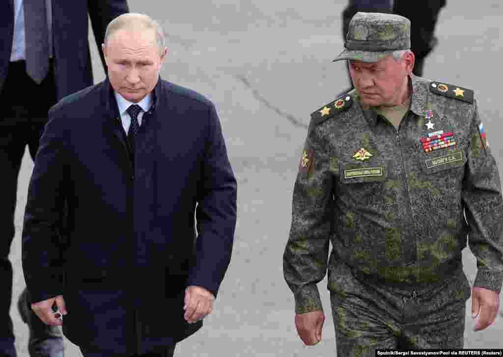 Vlagyimir Putyin orosz elnök és Szergej Sojgu védelmi miniszter tekinti meg a gyakorlatot Nyizsnyij-Novgorodban 2021. szeptember 13-án. Vlagyimir Putyin orosz elnök korábban így fogalmazott: &bdquo;A gyakorlatok nem irányulnak senki ellen, de a megtartásuk logikus, amikor más szövetségek, például a NATO aktívan növeli katonai jelenlétét a szövetségi állam határainak és az ODKB (Kollektív Biztonsági Szerződés Szervezete) térségének közelében&rdquo;