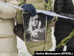 Плакат в память о совершившей самосожжение журналистке Ирине Славиной. Фото: Карина Меркурьева