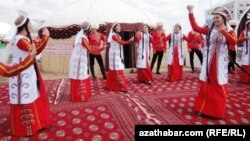 Türkmenistanda geçirilen Nowruz çäresinden bir pursat. Arhiwden alyndy. 