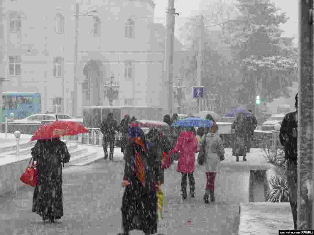 Aşgabatda gar ýagdy