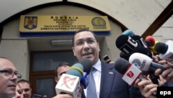 Premierul Victor Ponta vorbind presei în fața sediului DNA de la București, 5 iunie 2015.