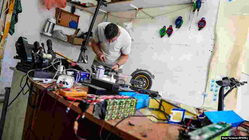 Për shkak të përdorimit në rritje të trotinetëve elektrikë, është rritur edhe kërkesa për riparimin e tyre. 