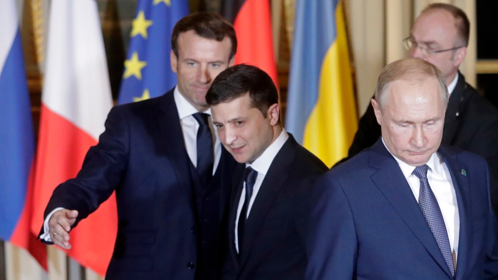 Пєсков повідомив, що розмова Путіна з Макроном про Україну відбудеться до кінця тижня