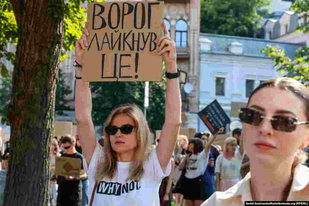 Чимало людей, які вийшли на акцію протесту в Києві, звертають увагу на те, що реакція російських прокремлівських блогерів на відставку Федорова була позитивною