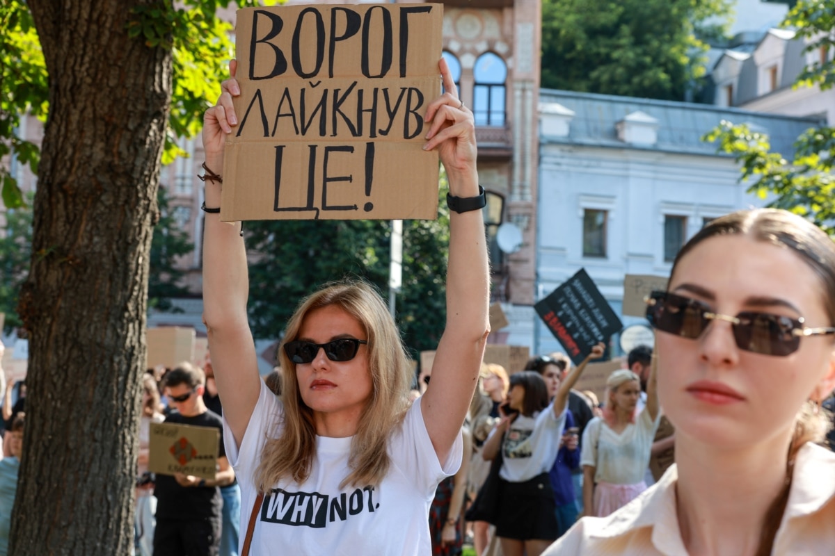 Чимало людей, які вийшли на акцію протесту в Києві, звертають увагу на те, що реакція російських прокремлівських блогерів на відставку Федорова була позитивною
