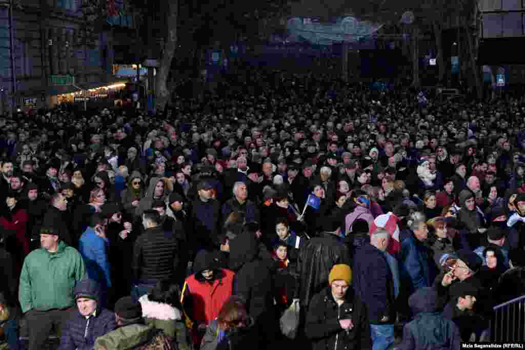 საქართველოს მიერ ევროსაბჭოს მორიგე თავმჯდომარის სტატუსის მიღებას თავისუფლების მოედანზე ათასობით ადამიანი აღნიშნავს.