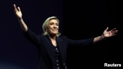 Лидер "Национального объединения" Марин Ле Пен на сцене в Энен-Бомон, Франция, после оглашения результатов первого тура парламентских выборов во Франции