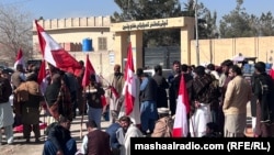 د جنورۍ پر ۱۲مه د پښتونخوا نیشنل عوامي ګوند غړي او مشران د ډېپټي کمېشنر دفتر مخې ته ورغونډ شوي دي. 