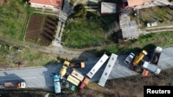 блокада на патот во Рударе, во близина на северниот дел на етнички поделениот град Митровица
