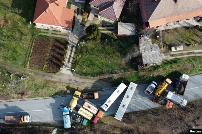 Një bllokadë në rrugë shihet në Rudarë, afër pjesës veriore të Mitrovicës, qytet i ndarë etnikisht.