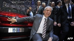 Predsednik Srbije Boris Tadić pozira ispred Fiata na sajmu automobila u Ženevi