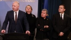 Премиерът Росен Желязков обявява, че правителството подава оставка в кулоарите на парламента. Зад него са депутатите Деница Сачева от ГЕРБ и Тошко Йорданов и Станислав Балабанов от "Има такъв народ",