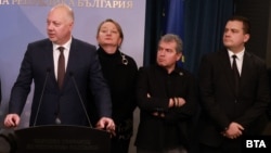 Премиерът Росен Желязков обявява, че правителството подава оставка в кулоарите на парламента. Зад него са депутатите Деница Сачева от ГЕРБ и Тошко Йорданов и Станислав Балабанов от "Има такъв народ",