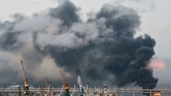 Дым после воздушной атаки на нефтяной терминал в Санкт-Петербурге, 18 октября 