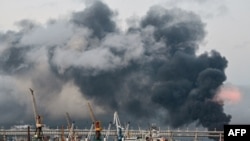 Дым после воздушной атаки на нефтяной терминал в Санкт-Петербурге, 18 октября 