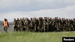 Миротворці з Німеччини після прибуття до аеропорту Приштини 25 квітня 2012 року