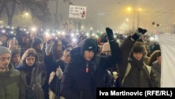 Učesnici akcije "15 minuta tišine", organizovanog na poziv studenta u protestu, dočekali su Novu godinu stojeći u tišini na Studentskom trgu u centru Beograda.