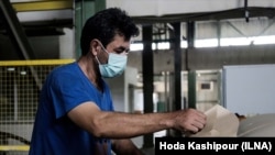 کارگر مصروف کار در یکی از شرکت های سرمایه گذاری شده یی خارجی در ایران