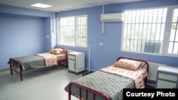 2025 წლის 3 ივლისს ჯანდაცვის სამინისტროს მიერ გავრცელებული ფოტო, რომელზეც ასახულია “ფსიქიკური ჯანმრთელობისა და ნარკომანიის პრევენციის ცენტრის” ბაზაზე სავალდებულო მკურნალობისთვის განკუთვნილი პირველი სამედიცინო განყოფილების პალატა. 
