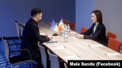 Volodimir Zelenski și Maia Sandu la Haga, în Olanda, pe 16 decembrie 2025.