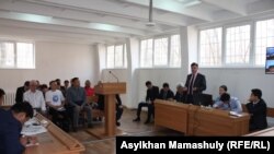 В зале суда, где рассматривается иск ОСДП к маслихату Алматы. 14 апреля 2015 года.