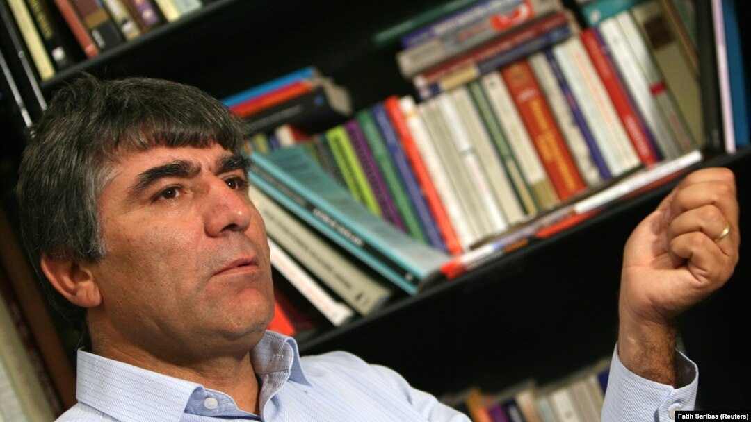 Hrant Dink a fost un susținător vocal al unor legături mai bune între Turcia și Armenia. El a plătit cu viața pentru că a scris despre uciderea în masă a armenilor de către turcii otomani în timpul primului război mondial. 