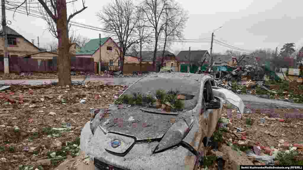 Так виглядав приватний сектор Ірпеня після того, як 2 березня 2022 армія РФ завдала авіаудару по житловому комплексу «Ірпінські Липки». Пізніше, в ході боїв, приватні будинки було знищено до фундаменту.У травні 2023-го почалася відбудова приватної житлової забудови Ірпеня із різних джерел фінансування. Але у березні 2025 року місцеві жителі сказали, що цей процес зупинився через нестачу фінансування.Ліворуч фото від 2 березня 2022, праворуч – березень 2025 року