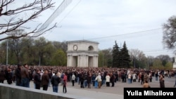 Демонстрация, организованная оппозицией, в Кишиневе. Апрель 2009