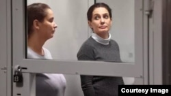 Элина Сушкевич (слева) и Елена Белая в суде