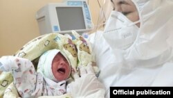 Коронавирус инфекцияси аниқланиб, Тошкентдаги 3-сонли туғруқ мажмуасига олиб келинган бешариқлик ҳомиладор аёл Г. фарзандли бўлди, 7 июнь, 2020. 