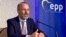 Манфред Вебер зауважив, що у випадку конфлікту на Близькому Сході ЄС був «радше у ролі спостерігача», й закликав не повторити цей сценарій з можливим урегулюванням в Україні 