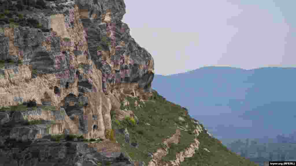 Склон Загайтанской скалы усеян самодельными пещерами. Ее название &ndash; это производное от Гайтани: так именовался небольшой хутор, некогда расположенный в балке за скалой с севера