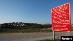 Znak da je "izraelskim građanima zabranjen pristup Zoni A" u blizini palestinskog sela Nabi Saleh, Zapadna Obala (13. februar 2020.)