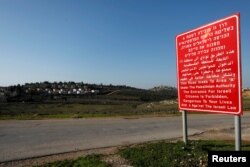 Znak obavještenja s jevrejskim naseljem u pozadini, u blizini palestinskog sela Nabi Saleh na okupiranoj Zapadnoj obali, 13. februara 2020.