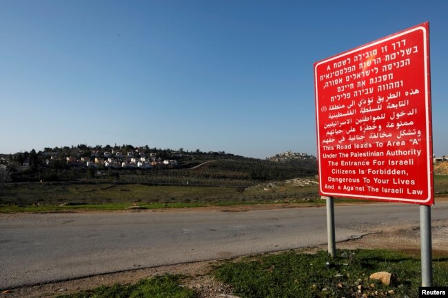 Znak obavještenja s jevrejskim naseljem u pozadini, u blizini palestinskog sela Nabi Saleh na okupiranoj Zapadnoj obali, 13. februara 2020.