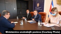 Kubanski ambasador (levo) Gustav Krista del Tot, na sastanku sa ministrom unutrašnjih poslova Srbije Aleksandrom Vulinom u Beogradu, u sredu, 28. jul 2021.