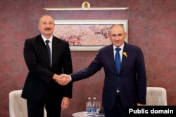 Azerbaijani President Ilham Aliyev (left) and Armenian Prime Minister Nikol Pashinian at a meeting in Bishkek last month.