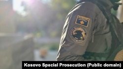 Kosovski policajac tokom akcije u Zubinom Potoku. Fotografiju je objavilo Specijalno tužilaštvo Kosova.