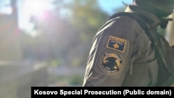 Një polic gjatë operacionit policor në Zubin Potok. Fotografi e publikuar nga Prokuroria Speciale. 
