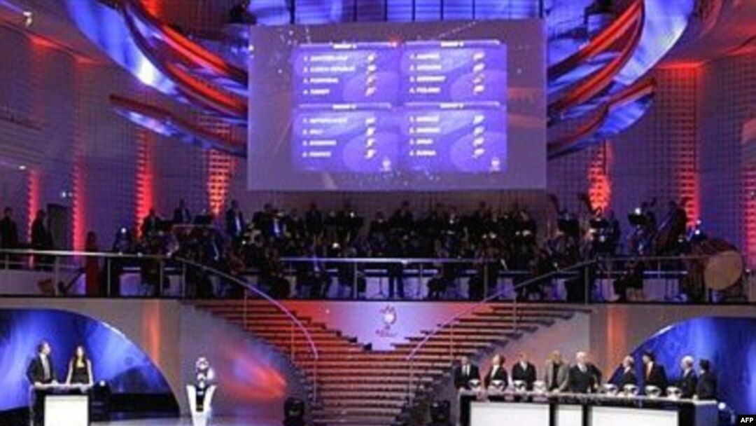 Войдя в число 16 сильнейших сборных Европы, российская команда обеспечила немалые доходы телеканалам, турфирмам и владельцам спортивных баров