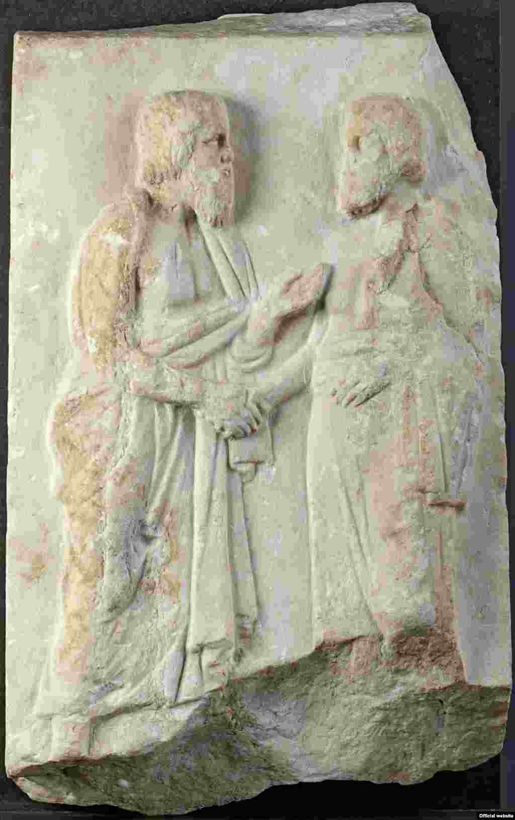 Relief funerar cu doi bătrâni, Grecia, cca. 340 î.e.n. ( Liebieghaus Skulpturensammlung, Frankfurt am Main, Photo: Liebieghaus Skulpturensammlung &ndash; ARTOTHEK).