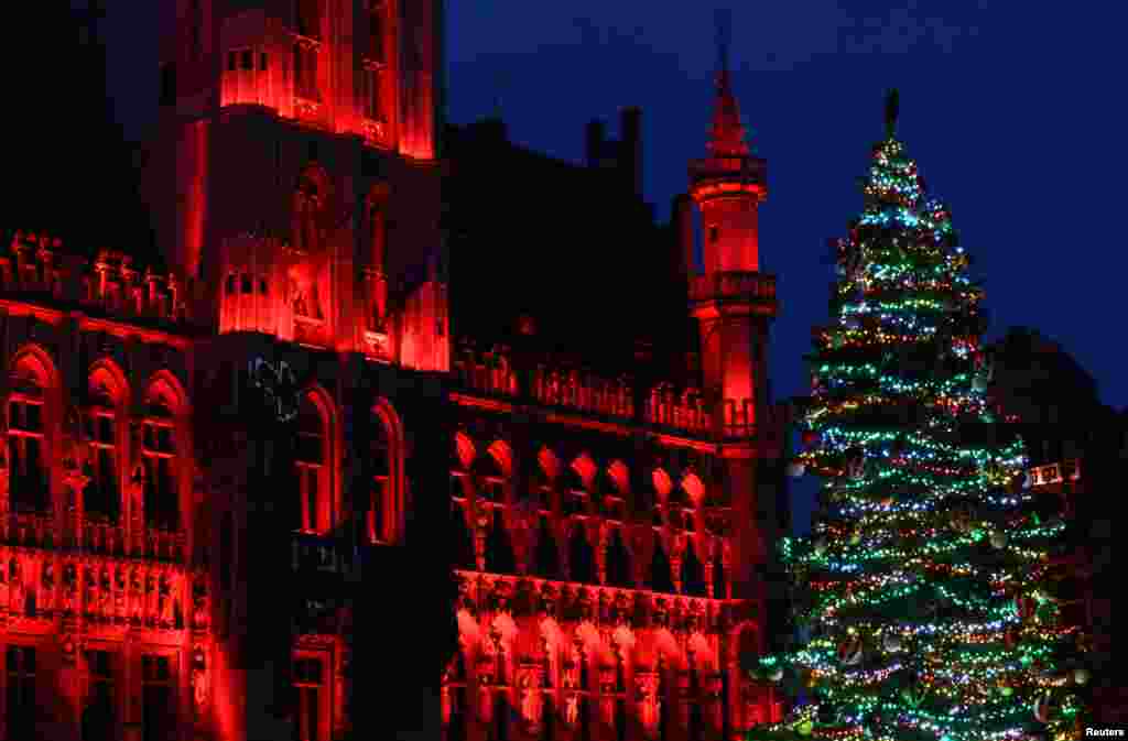 Grand Place din Bruxelles este iluminată în timpul spectacolului de lumini „Winter Wonders” (Plaisirs d'Hiver / Winter Pret), parte a festivităților de Crăciun care includ târgul de Crăciun și alte evenimente în centrul orașului, pe 1 decembrie 2025.