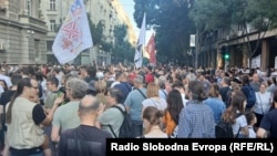 Protest građana okupljenih u zborove ispred zgrade u kojoj je sedište Republičke izborne komisije u Beogradu, 21. jun 2025.