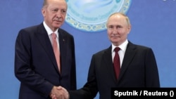 Turski predsednik Redžep Tajip Erdogan sa predsednikom Rusije Vladimirom Putinom na marginama samita Šangajske organizacije za saradnju u Astani, Kazahstan, 3. jula 2024. 